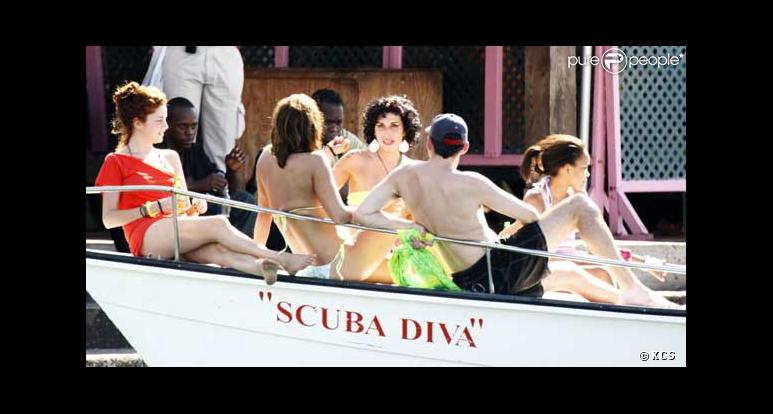 Amy Winehouse, sous le soleil des Caraïbes... elle s'éclate avec ses amis !