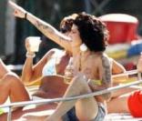 Amy Winehouse, sous le soleil des Caraïbes... elle s'éclate avec ses amis !