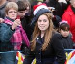 Les Princesses Beatrice et Eugenie à la sortie de la messe de Noël de la famille royale UK