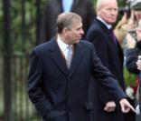 Le Duc d'Edimbourg et le Prince Andrew à la sortie de la messe de Noël de la famille royale UK