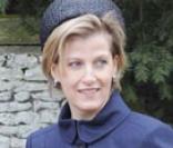 La reine Elizabeth II, la princesse Beatrice et la comtesse du Wessex à la sortie de la messe de Noël de la famille royale UK
