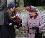La princesse Beatrice et la reine Elizabeth II à la sortie de la messe de Noël de la famille royale UK