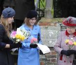 La Princesse Eugenie, Beatrice et la reine à la sortie de la messe de Noël de la famille royale UK