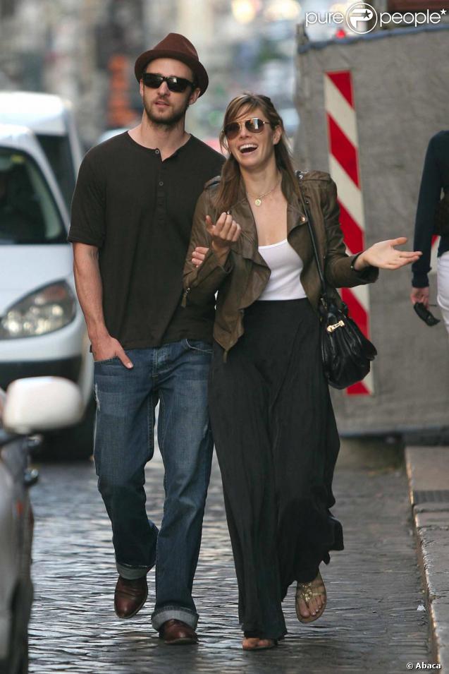Justin Timberlake accompagné de sa girl friend Jessica Biel qui s'esclaffe de rire.