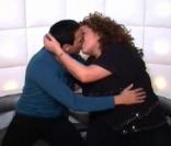 Marianne James et Kamel Ouali s'embrassent dans la boîte en question du Grand Journal de Canal+, le 7/01/09