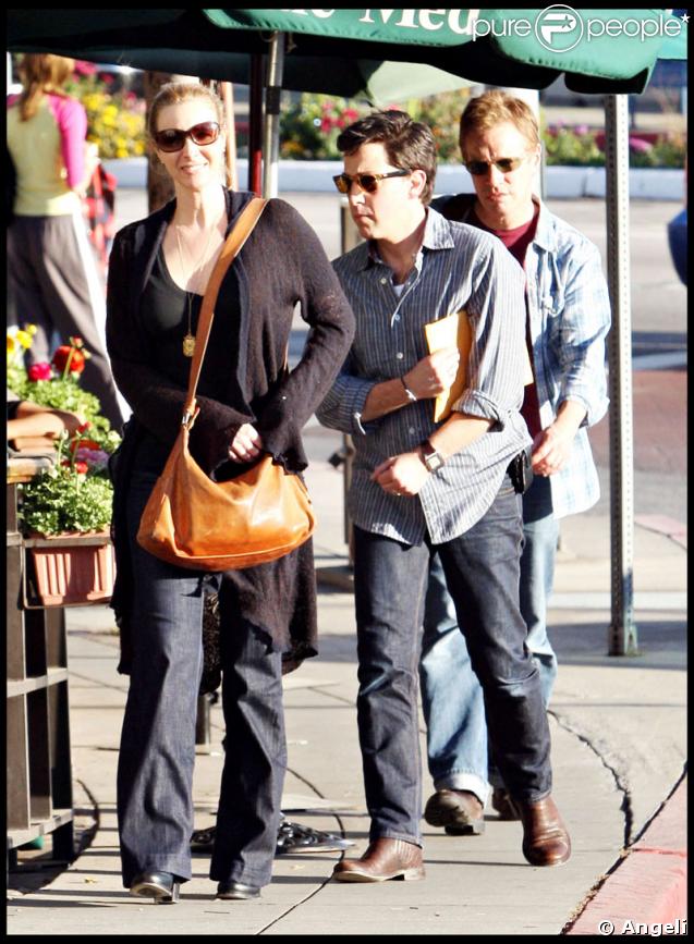 Lisa Kudrow, tout sourire dans les rues de Los Angeles avec des amis 