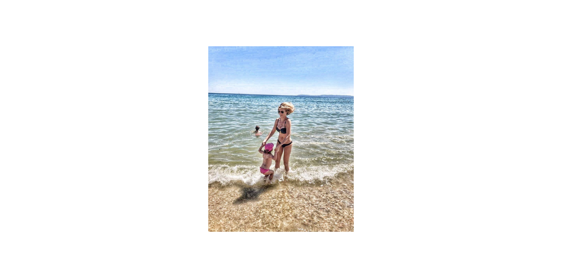 Sylvie Tellier Divine en bikini sa fille s éclate à la mer Purepeople