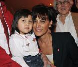 Inès de la Fressange et l'une des des prétendantes (Nina) à l'élection de Bébé Cadum 2009
