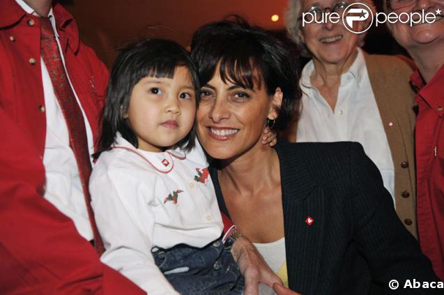 Inès de la Fressange et l'une des des prétendantes (Nina) à l'élection de Bébé Cadum 2009
