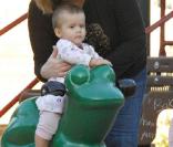Honor, au parc sans Maman Alba, mais avec la nounou
