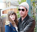 Dylan McDermott sort de l'école avec sa fille Charlotte