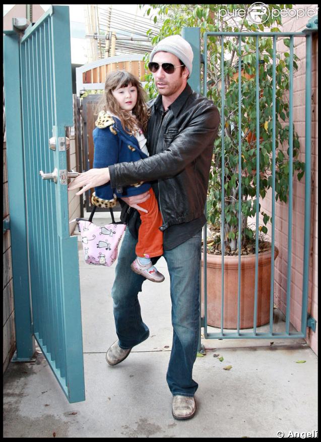 Dylan McDermott sort de l'école avec sa fille Charlotte