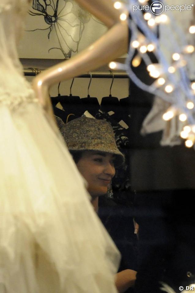 Sheryfa Luna, surprise dans une boutique de robes de mariée... 