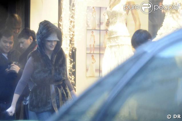 Sheryfa Luna, surprise à la sortie d'une boutique de robes de mariée ! 