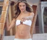 Alessandra Ambrosio en shooting à Saint-Barth' : tellement divine qu'on en oublie de regarder le décor...