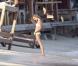 Alessandra Ambrosio en shooting à Saint-Barth' : tellement divine qu'on en oublie de regarder le décor...
