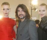 Stéphane Rolland au milieu de ses mannequins lors de son défilé pour la collection printemps-été 2009 