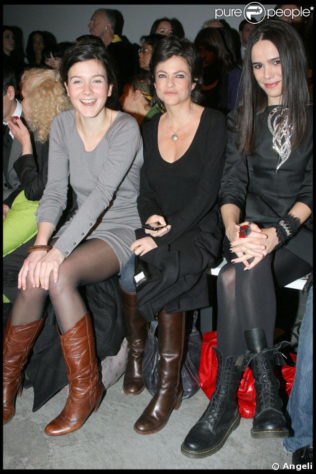 Aurore Paris, Charlotte Valandrey et Melissa Mars assistent à la fashion week parisienne. défilé Stéphane Rolland 