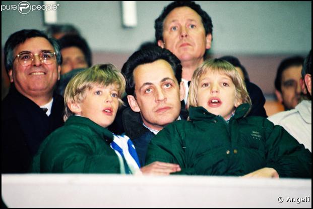Nicolas Sarkozy et ses deux fils Jean et Pierre en mars 1994.