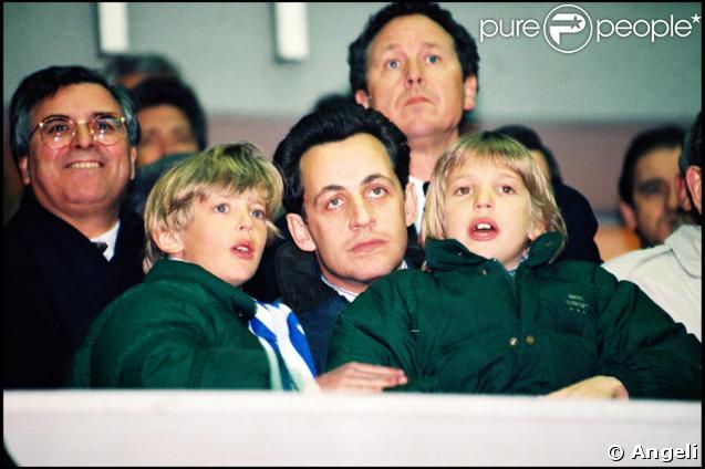 Nicolas Sarkozy et ses deux fils Jean et Pierre en mars 1994. 