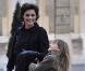 Inès de la Fressange et sa petite Violette, déchaînée, à l'Elysée, le 28/01/09. Aussi jolies et élégantes de mère en fille...