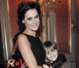 Inès de la Fressange et sa petite Violette dans les salons de l'Elysée, le 28/01/09. Nicolas Sarkozy vient de décorer Sonia Rykiel et Jean-Louis Scherrer. 