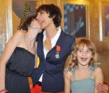 Inès de la Fressange et ses deux filles Nine et Violette le 18 juin 2008, le jour où Inès a reçu sa Légion d'honneur dans les locaux Roger Vivier 