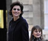 Inès de la Fressange et sa petite Violette à l'Elysée pour assiter à la remise des décorations de Sonia Rykiel et Jean-Louis Scherrer, le 28/01/09 