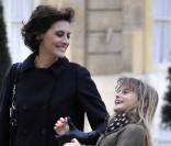 Inès de la Fressange et sa petite Violette rejoignent Mireille Darc, Pierre Arditi et Evelyne Bouix à l'Elysée pour assister à la remise de décorations par Nicolas Sarkozy de Sonia Rykiel et Jean-Louis Scherrer, le 28/01/09 