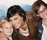 Inès de la Fressange avec Nine et Violette en novembre 2005, lors d'une projection privée d'Harry Potter 