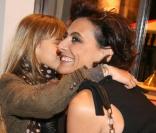 Inès de la Fressange, avec son magnifique sac Roger Vivier, et sa petite Violette dans la boutique Stella McCartney, le 28/01/09
