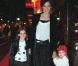 Inès de la Fressange avec Nine et la toute petite Violette en octobre 2002