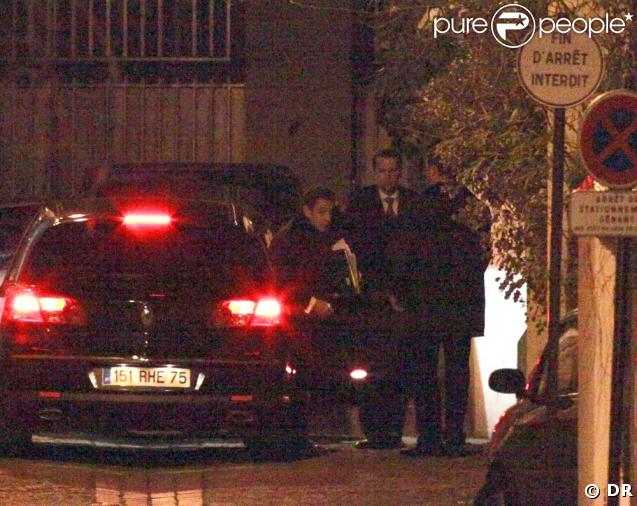 Nicolas Sarkozy arrive pour son anniversaire 