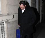 Jean Reno arrive à l'anniversaire de Nicolas Sarkozy avec un cadeau provenant de La Monnaie de Paris 