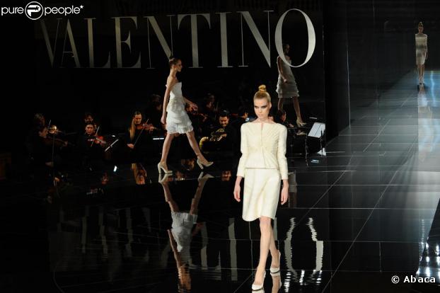 Le défilé Valentino fut coloré, avec des lignes épurées, toujours aussi élégantes et intemporelles