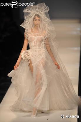 Le défilé Jean-Paul Gaultier a charmé l'assemblée avec ses pièces jouant sur la transparence, et ses lignes audacieuses, comme cette robe de mariée