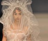 Le défilé Jean-Paul Gaultier a charmé l'assemblée avec ses pièces jouant sur la transparence, et ses lignes audacieuses, comme cette robe de mariée 