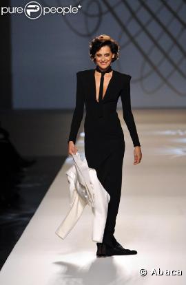 Inès de la Fressange, explosive au défilé Gaultier et invitée de marque sur le podium