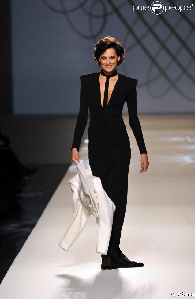 Inès de la Fressange, explosive au défilé Gaultier et invitée de marque sur le podium 