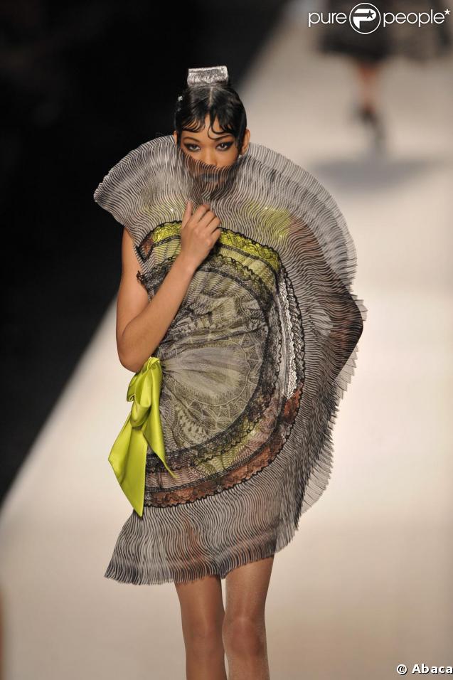 Le défilé Jean-Paul Gaultier a charmé l'assemblée avec ses pièces jouant sur la transparence, et ses lignes audacieuses 