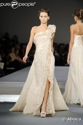 Le défilé Elie Saab, véritable honneur aux femmes chic et glamour, a misé sur les tons pastels et neutres, la tendance de l'été...