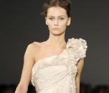 Le défilé Elie Saab, véritable honneur aux femmes chic et glamour, a misé sur les tons pastels et neutres, la tendance de l'été... 