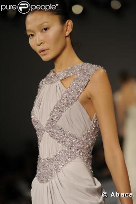 Le défilé Elie Saab, véritable honneur aux femmes chic et glamour, a misé sur les tons pastels et neutres, la tendance de l'été...