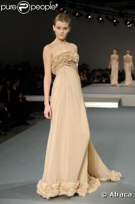 Le défilé Elie Saab, véritable honneur aux femmes chic et glamour, a misé sur les tons pastels et neutres, la tendance de l'été...