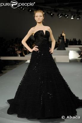 Le défilé Elie Saab, véritable honneur aux femmes chic et glamour, a misé sur les tons pastels et neutres, la tendance de l'été...
