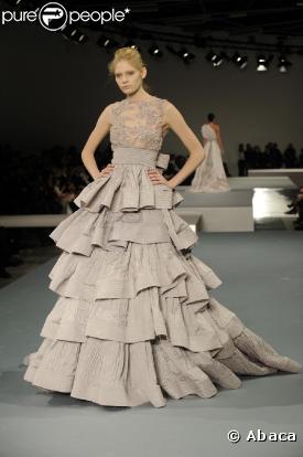 Le défilé Elie Saab, véritable honneur aux femmes chic et glamour, a misé sur les tons pastels et neutres, la tendance de l'été...