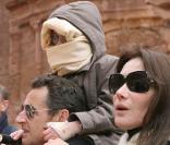 Plus tard au début de l'année 2008, le couple se rend à Petra en Jordanie avec Aurélien, le fils de Carla. Très paternel, Nicolas porte sur ses épaules son futur beau-fils... 