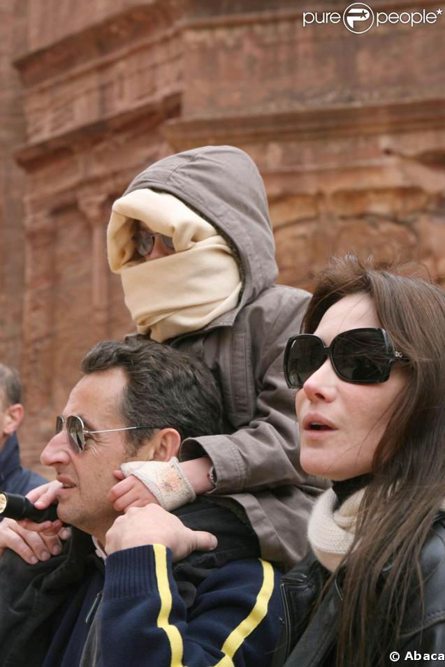 Plus tard au début de l'année 2008, le couple se rend à Petra en Jordanie avec Aurélien, le fils de Carla. Très paternel, Nicolas porte sur ses épaules son futur beau-fils... 