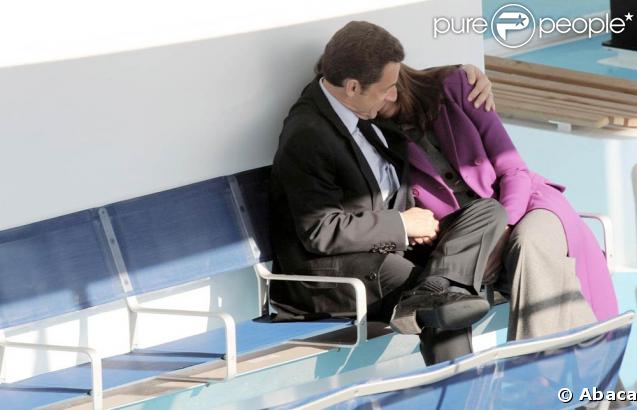 Mais les voyages diplomatiques, même s'ils ne sont qu'Outre-Manche, sont visiblement très fatigants ! Carla trouve le réconfort dans les bras de Nicolas... 