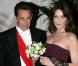 A Londres, Carla Bruni-Sarkozy éblouit avec sa robe bustier...  Nicolas Sarkozy, dans son habit de président français, est plus que fier. 